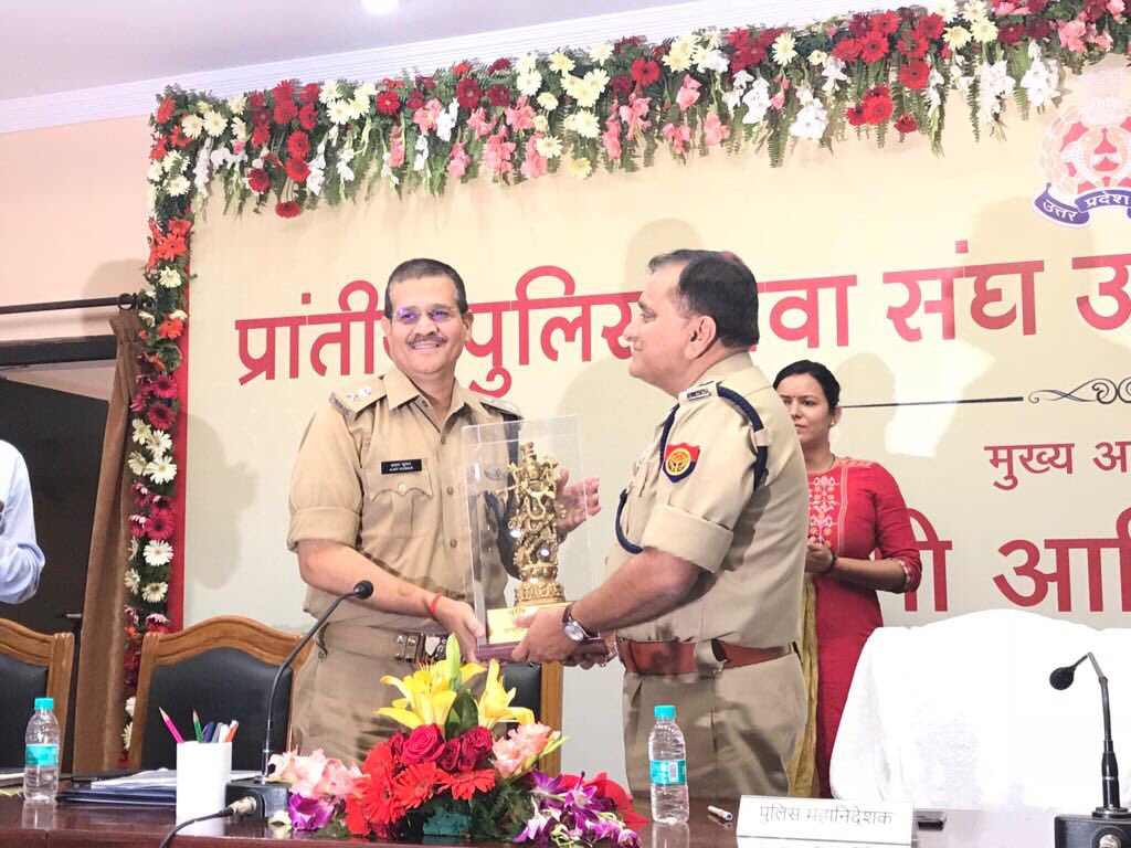 Uppolice's tweet image. President PPS association / SP 1090 Ajay Kumar Presenting a memento to @dgpup OP singh after the conclusion of  Annual AGM of PPS officers during #PoliceWeek18 at Lucknow. #UPPolice