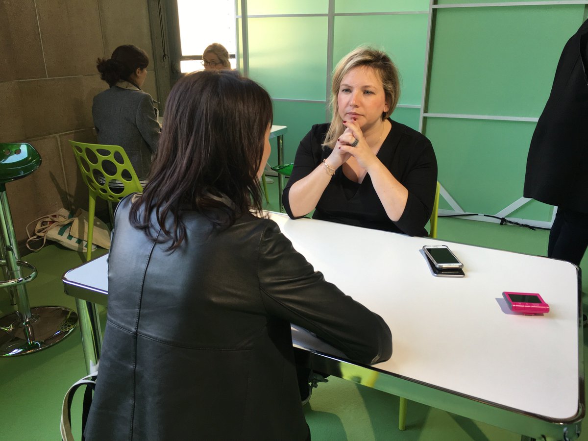 Floriane Lamouroux, DRH chez <a href="/ShowroompriveFR/">Showroomprive.com</a> prodigue ses conseils RH lors de sessions de speed mentoring à l'occasion du Forum <a href="/ELLEactive/">ELLEactive</a>