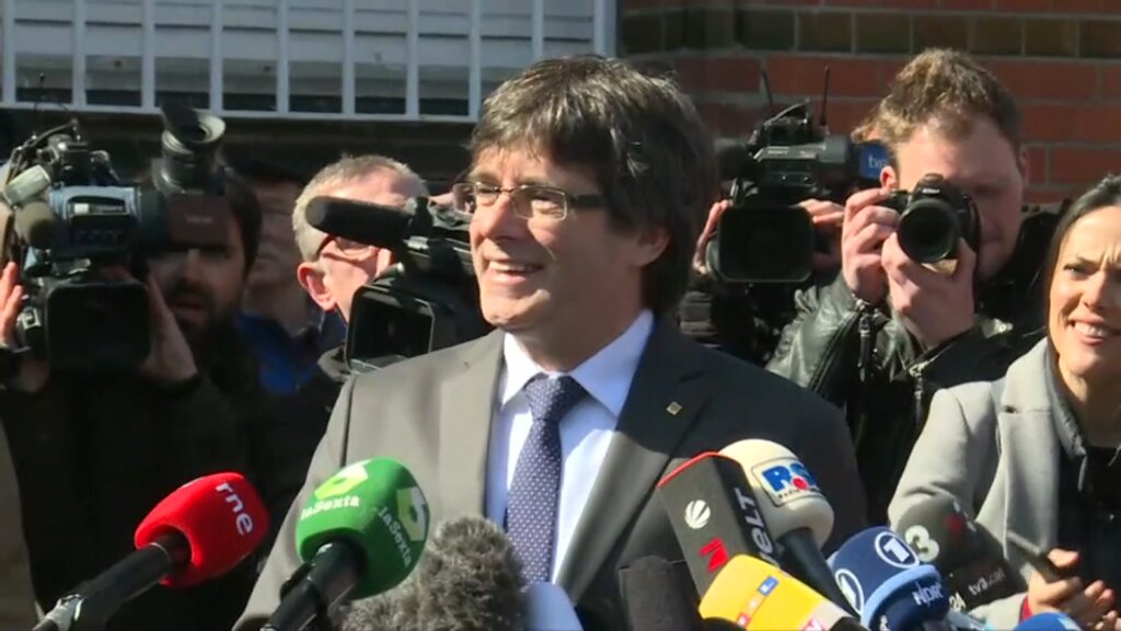 KRLS's tweet photo. Ja he sortit de la presó i em dirigeixo a #Berlín. Ara és moment de recordar els companys i companyes que encara estan injustament empresonats i demanar la seva llibertat. 

Moltes gràcies a tothom! https://t.co/6DfjPVtymA
