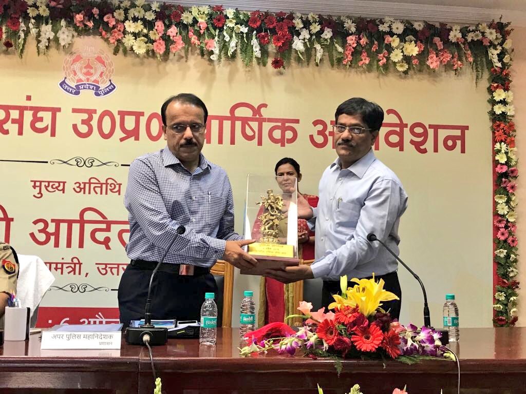 Uppolice's tweet image. General Secretary PPS association / Addl.SP ATS Dinesh Yadav presents a memento to ADG Administration Hariram sharma at the conclusion of annual AGM of PPS officers during #PoliceWeek18 #UPPolice