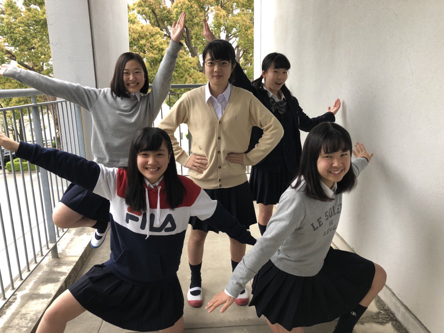 吹奏楽部女子中学生   / X