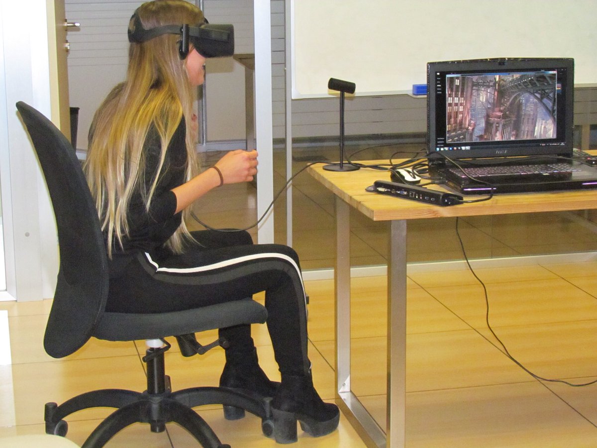 AvantgardeIT's tweet photo. Hemos disfrutado de un evento sobre el desarrollo y las tendencias de VR con una "Virtual Reality Experiencie" gracias a los creadores del videojuego“Listen to my voice”, finalistas en el concurso PS Talent (evento PlayStation)🖥🎉 #realidadvirtual #realidadaumentada #playstation https://t.co/5BK9oRkdhp