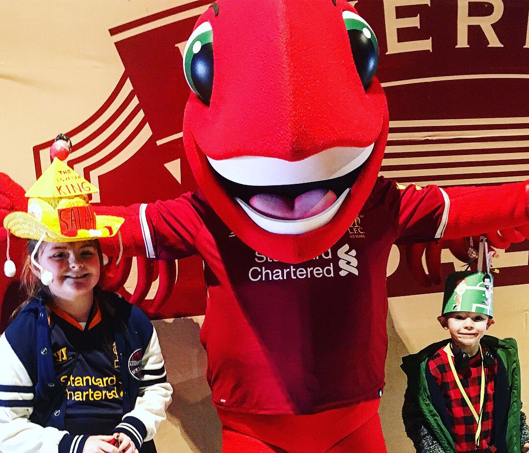 MightyRed_LFC's tweet photo. Good-Moore-ning from myself and the Moore family!! Great meeting and serving the @Red_Neighbours earlier! And then the @LFC Easter tours with the best Easter Bonnets I’ve ever seen!!! #LFC #LFCFamily #ynwa https://t.co/rLwUtIxlG2