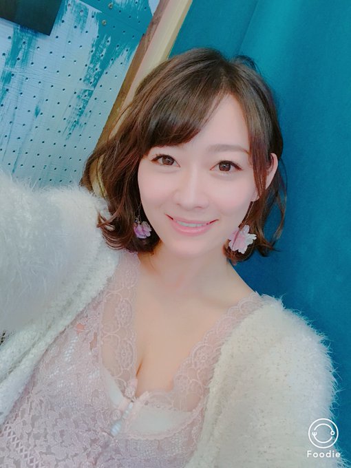 サイン会ありがとうございましたー☺️ みんなのおかげで今日も楽しかった❤️❤️❤️  そして今日はふんわりと髪を巻いてもらったんだけど、どうかなー？？ いつものボブとどっちが好き？？ https://t<a href="/tag/%E8%82%B2%E6%88%90%E5%A4%B1%E6%95%97"class="tags"><span>#育成失敗</span></a>