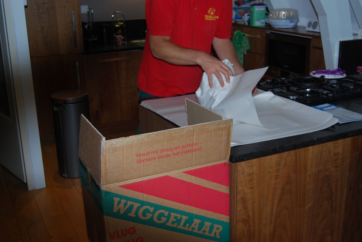 wiggelaar's tweet photo. Gaat u binnenkort #verhuizen? Ligt u nu al nachten wakker omdat u bang bent dat uw spullen niet veilig van A naar B komen? Geen zorgen! Wij helpen u graag met een paar #inpaktips #verhuisdozen :-) https://t.co/0Lg3qtMLRP https://t.co/EmNS6h2CwM