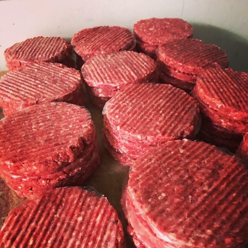 felthamfarmmeat's tweet photo. @HartpuryRFC Game day means Burger time! 🍔 We look forward to welcoming @BedfordBluesRFC and their supporters to the Gilmans Ground where they can sample the infamous 6oz #boultiesburger 😍😛🍔 Made using prime, home-bred beef on the farm! https://t.co/ZsH8iUhfxv