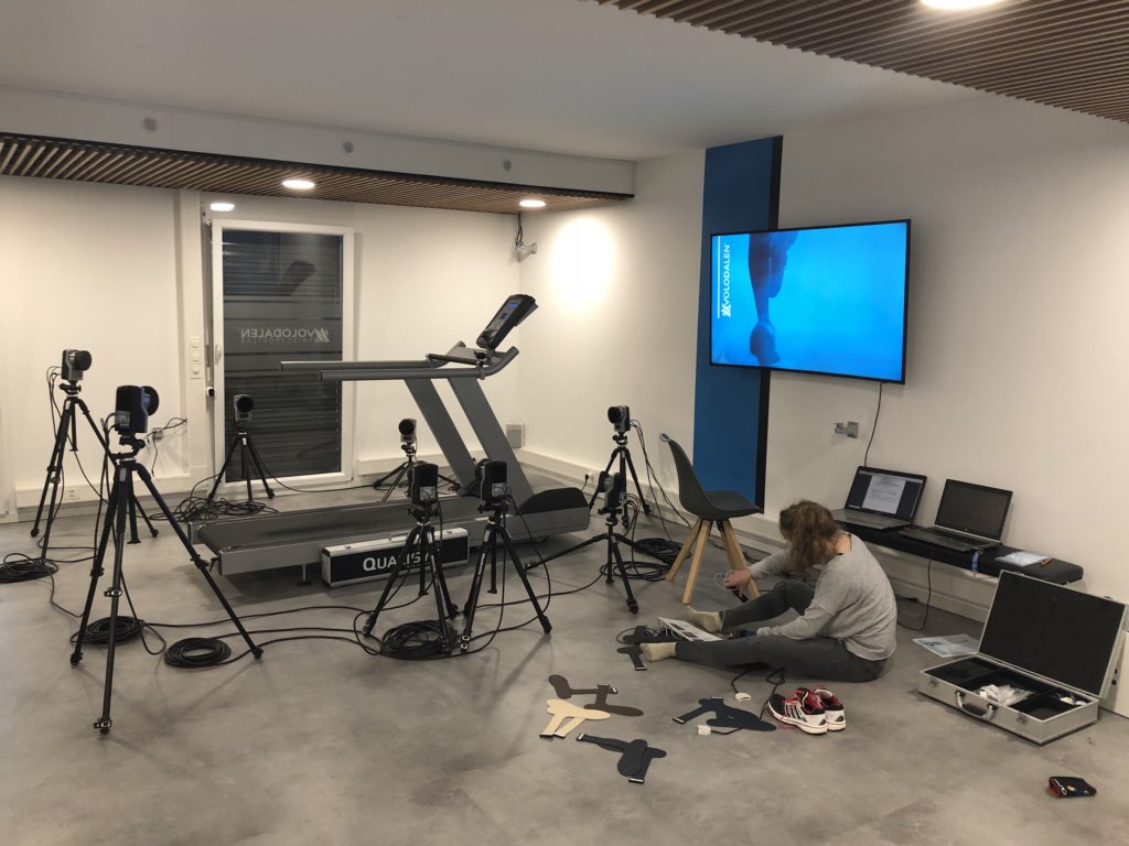 Volodalen's tweet photo. Derniers préparatifs avant la prochaine étude préférences motrices et podologie ! Merci à @GregoireMillet1 #unil et à @UFR_STAPS_Reims pour le prêt de matériel ! #SwissSportlab https://t.co/lB5oRqi46t