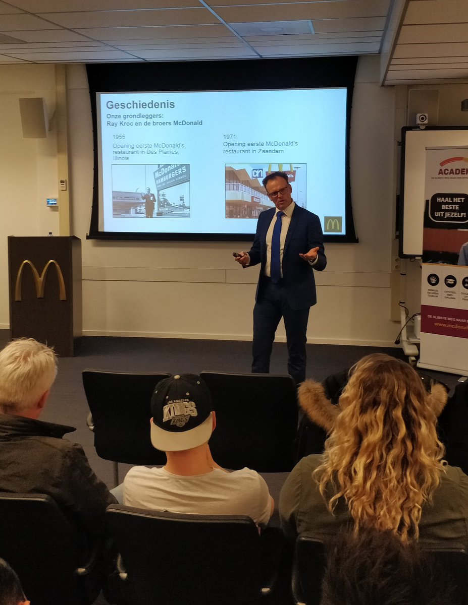 martijnrsk's tweet photo. Ff terug in de geschiedenis tijdens de diploma-uitreiking McDonald's Academy.  @SVO_Opleidingen https://t.co/Qwv2PfbXjO