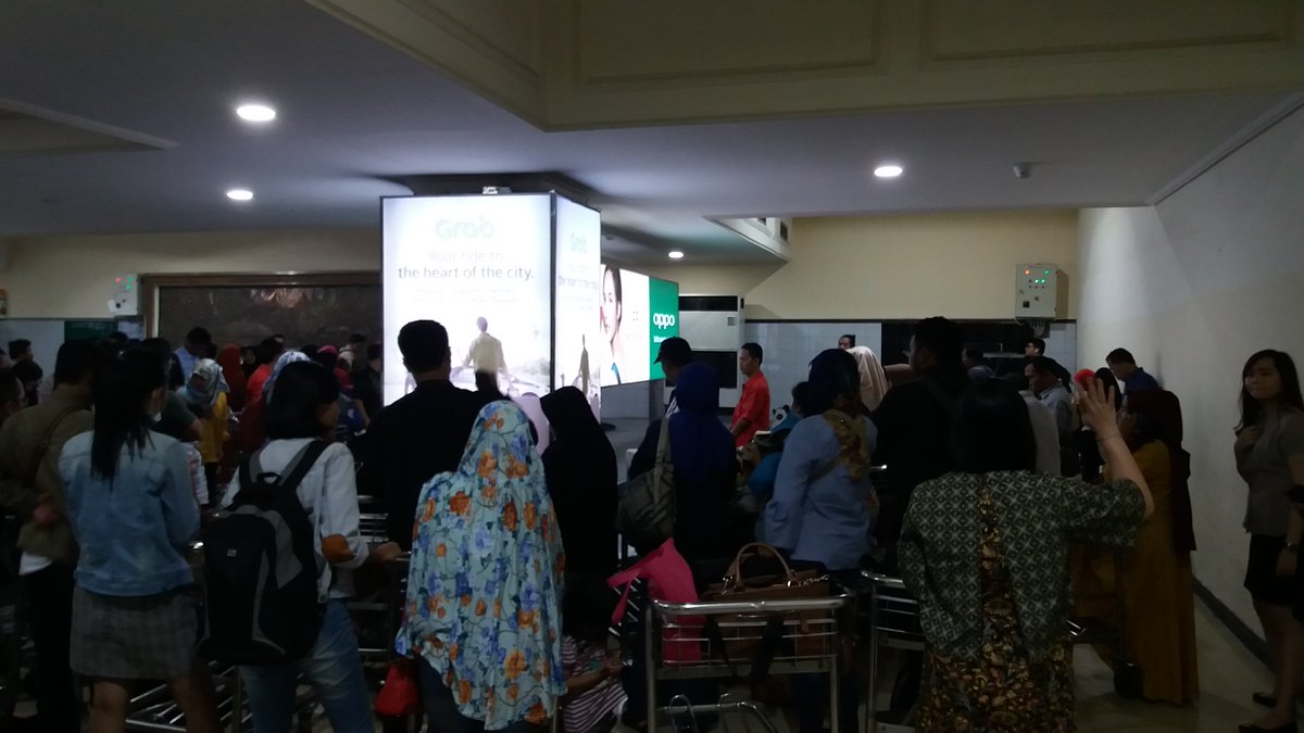 igeliciouz's tweet photo. @AngkasaPura_2 Udah 1 bulan masih blom ada juga screen utk informasi conveyor belt nya. Penumpang terus numpuk tanpa arahan. Susah ya bikinnya @AngkasaPura_2 ? https://t.co/OknQtKH676