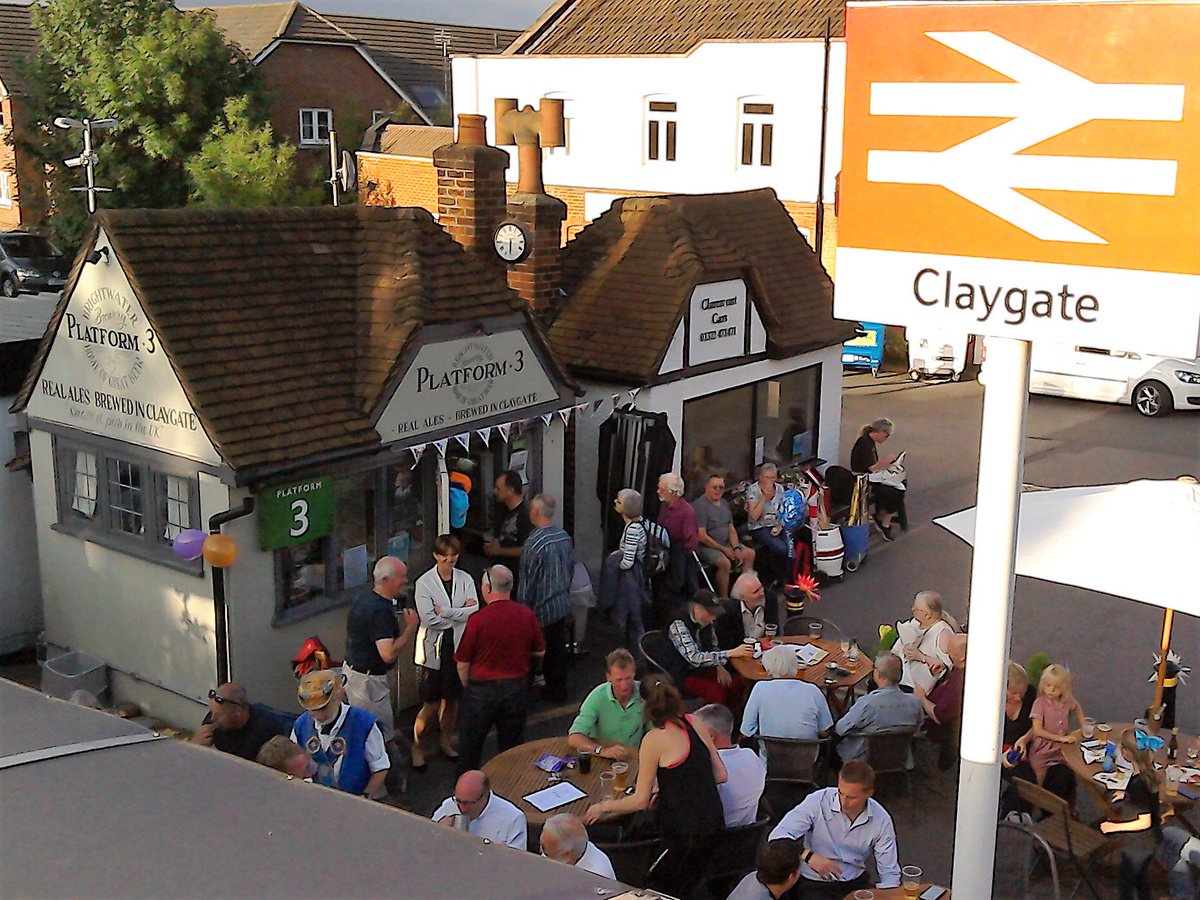 SmallestPubinUK's tweet photo. Friday & Platform 3 Claygate OPEN 4pm for cask ales, bottled ales, ciders, wines, Prosecco, soft drinks & bar snacks๐โ๏ธ๐ป #realale #glutenfree 3 real ales on today @SmallestPubinUK https://t.co/lZWkB9BWgb