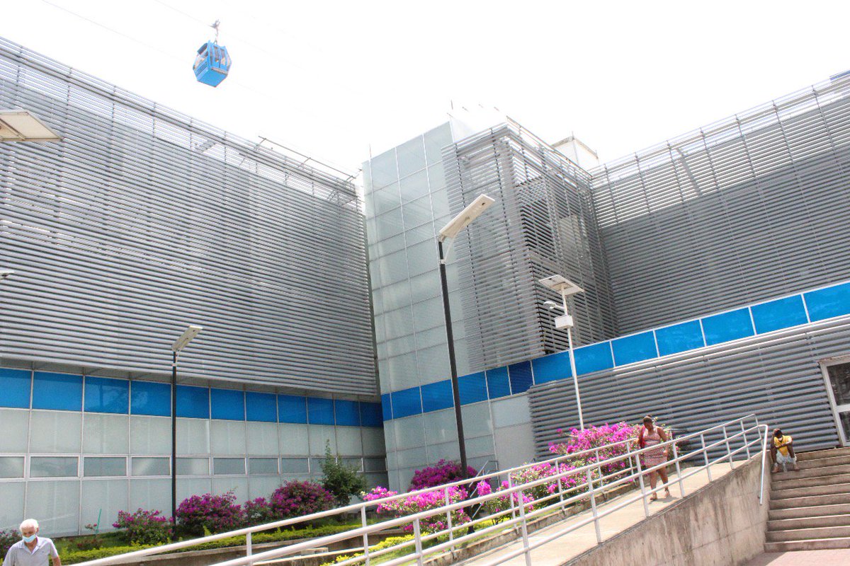 Caliturismocol's tweet photo. Ser un “hospital verde” es la promesa de sostenibilidad de la IPS Siloé mediante el uso eficiente de agua, paneles solares, iluminación inteligente y ventilación natural. #CaliProgresaConSalud https://t.co/eoTyLqIbxu