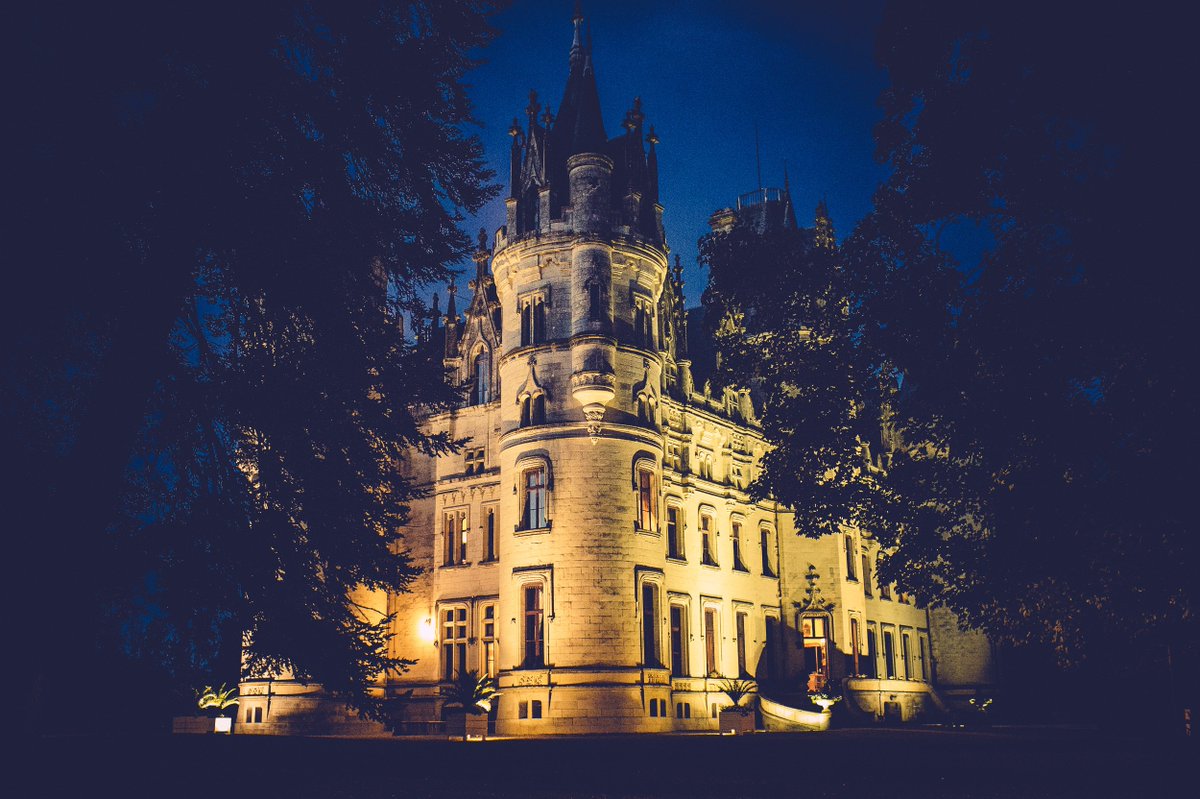 chateauchallai's tweet photo. Romantic evening strolls, Chateau Challain style.

Photo @janisratniekswedding https://t.co/wZumRM4LFj