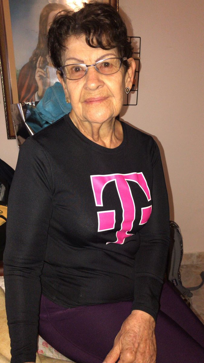 MsVanessaVale's tweet image. #SimpleGlobal all the way from Colombia 🇨🇴 @JohnLegere can we hire grandma!? 😍😍 @TMobile @tmobilecareers