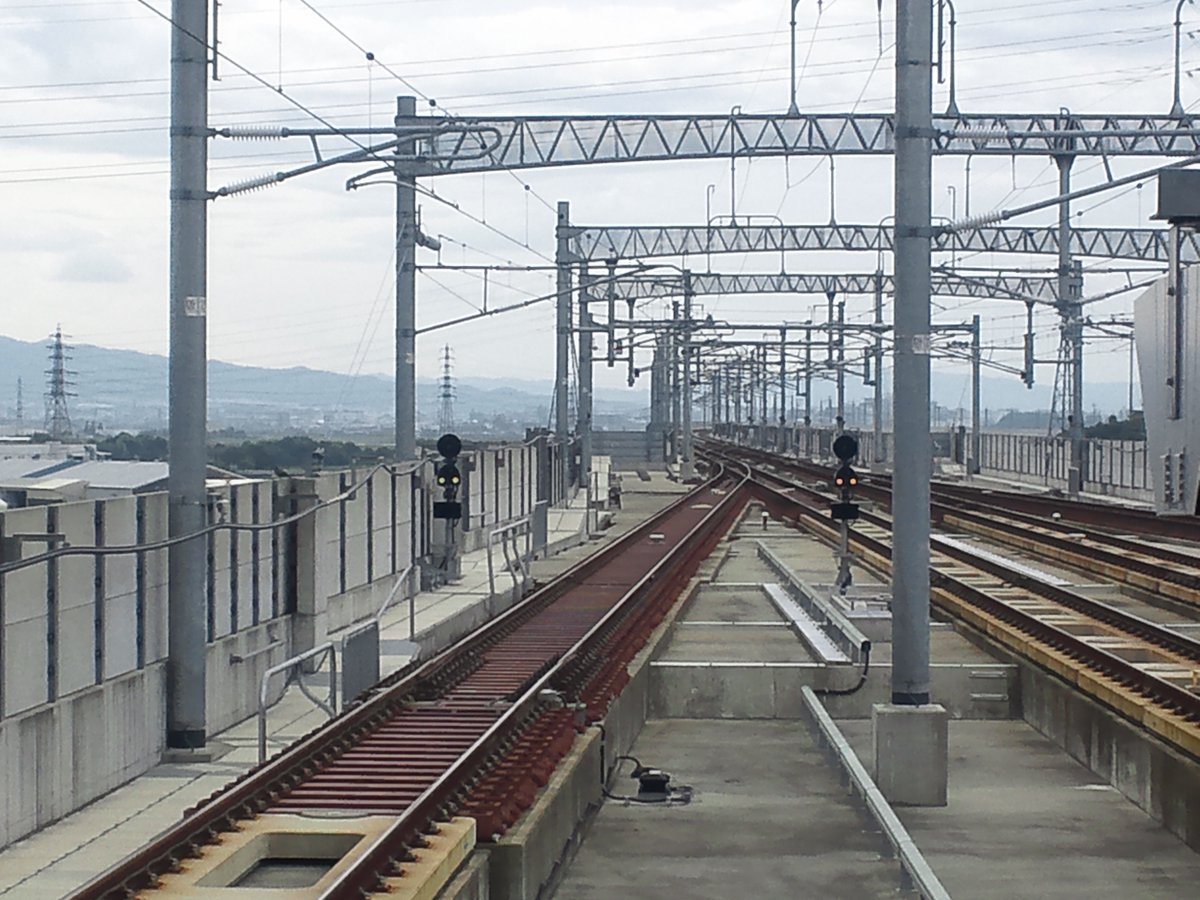 わじろ A Twitter 九州新幹線新鳥栖駅下りホーム鹿児島側 本線に合流する手前に分岐できるようなスペースがあるが 長崎新幹線の分岐部になると思われる 果たしてここに線路が繋がるのは何年後なのか わじろ A Twitter 九州新幹線新鳥栖駅下りホーム鹿児島側 本線に合流する手前に分岐できるようなスペースがあるが 長崎新幹線の分岐部になると思われる 果たしてここに線路が繋がるのは何年後なのか
