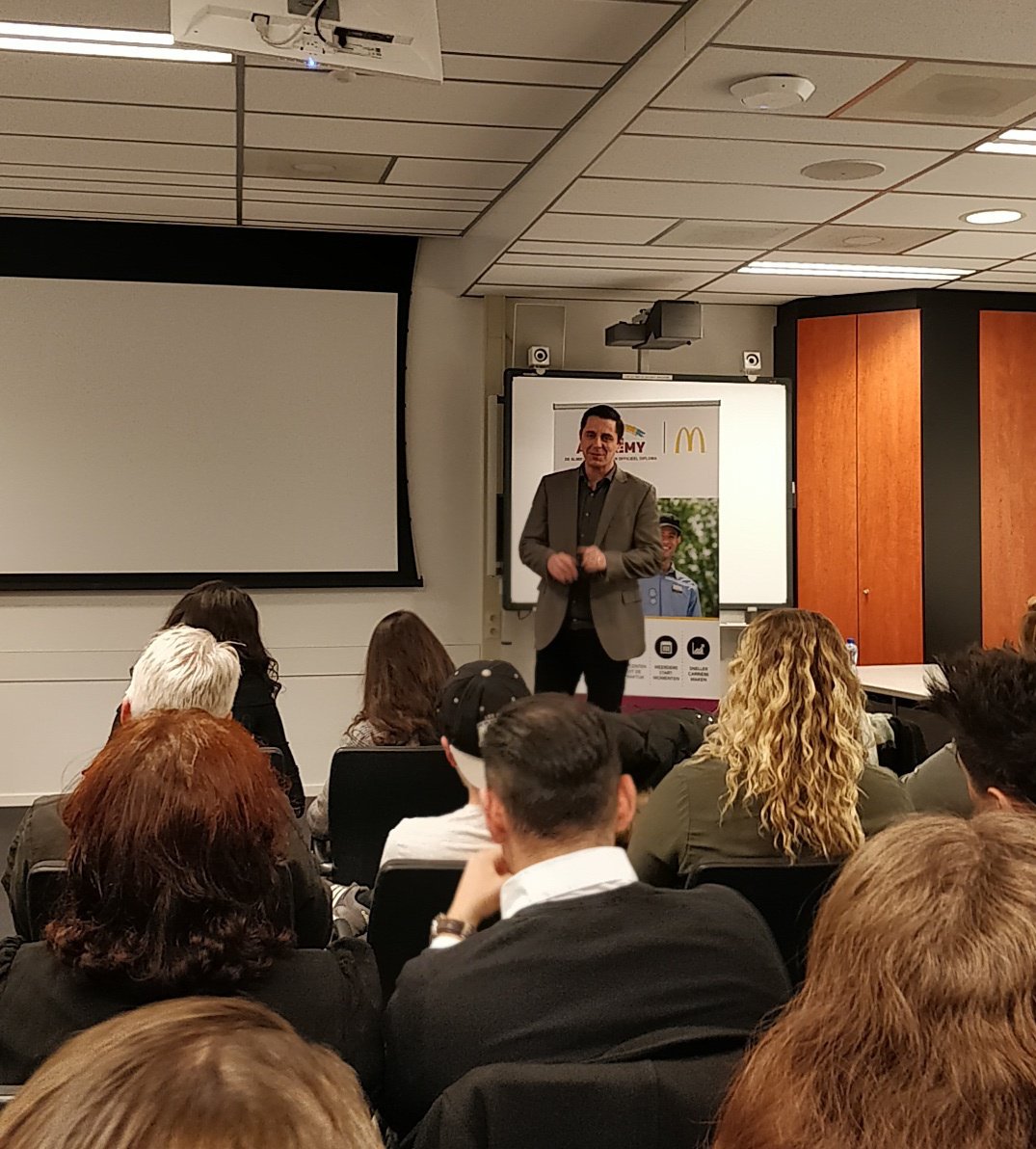 martijnrsk's tweet photo. 'Er is geen betere plek om te leren dan in de realiteit van het restaurant' Manu Steijeart Managing Director McDonald's Nederland #mcdonaldsacademy  #diplomauitreiking #BBL #MBO @SVO_Opleidingen https://t.co/W626QYKYf8