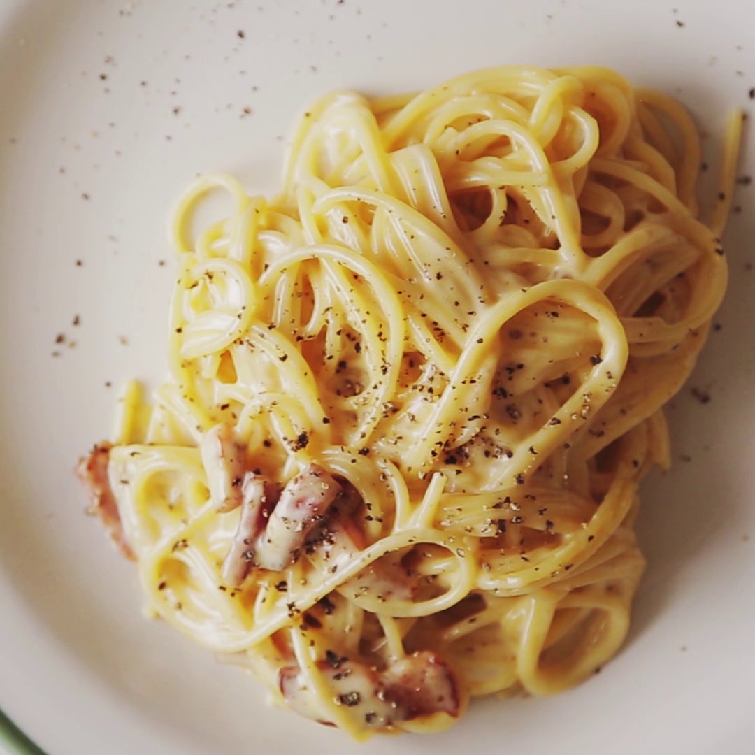 nipotiinaffitto's tweet image. Oggi è il #carbonaraday! 
Per i puristi italiani esiste solo una maniera per farla e 5 ingredienti: guanciale, pecorino, uovo, sale e pepe.

E voi come cucinate la #Carbonara? @AidepiPasta #Ipo #food #tuttofood @TuttoFoodMilano #6aprile