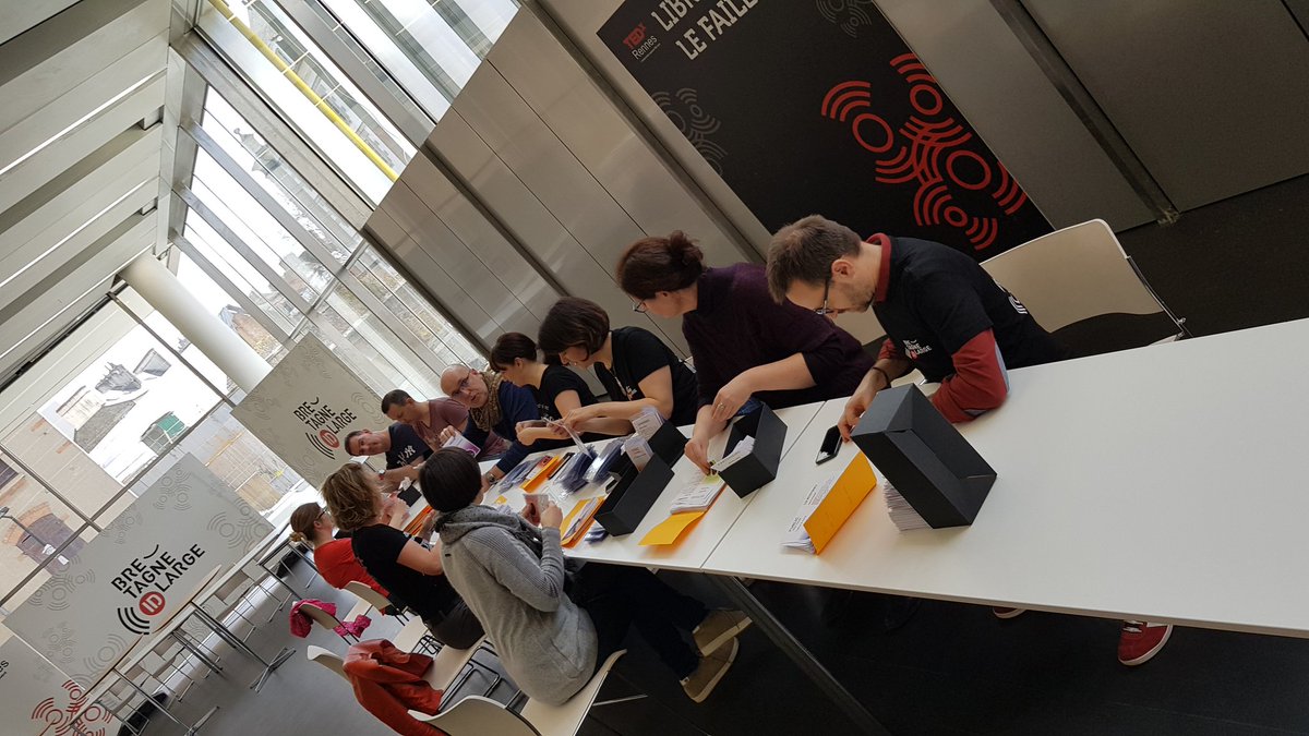 Tout le monde s'affaire la régie, les ateliers, l'accueil, les intervenants et les coachs, les bénévoles. Le couvent prend des aires de TEDx