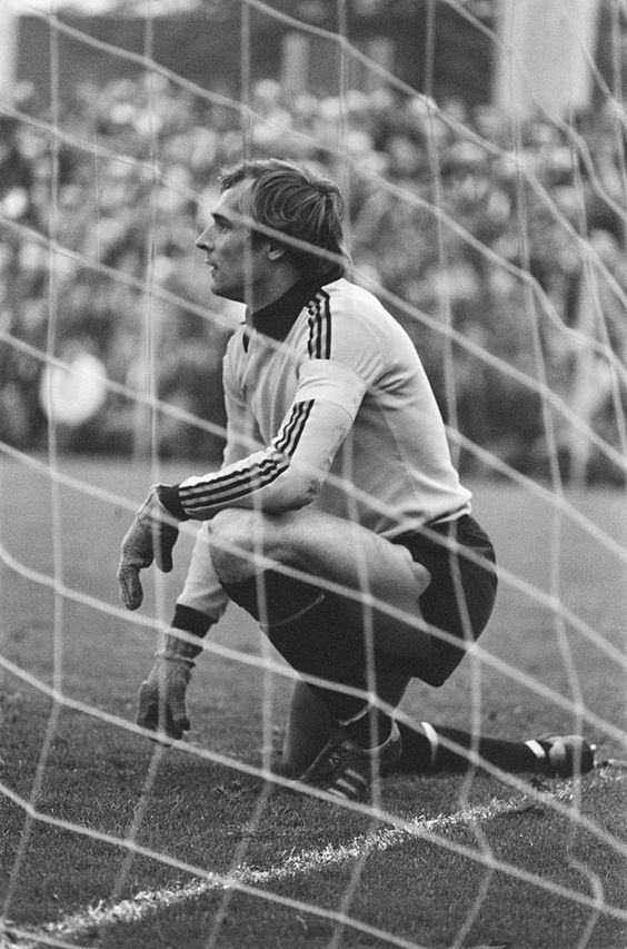 PortieriSiNasce's tweet photo. #JanvanBeveren
#DutchGK 🇳🇱
He was born in #Amsterdam, where he spent his first years.
His father was Wil van Beveren, a sprinter who appeared at the 1936 Olympic Games, competing against #JesseOwens in the 200 metres event. https://t.co/tooZUsqemg