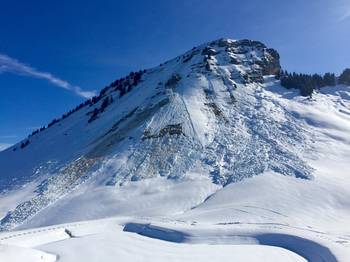 ParallelTrails's tweet photo. Plenty of reminders around @lesgetsnews that all the snow that’s fallen during this amazing #ski season does have risks associated with it. #avalanche #pisteferme #respectthesigns https://t.co/N1YMd1H4zn
