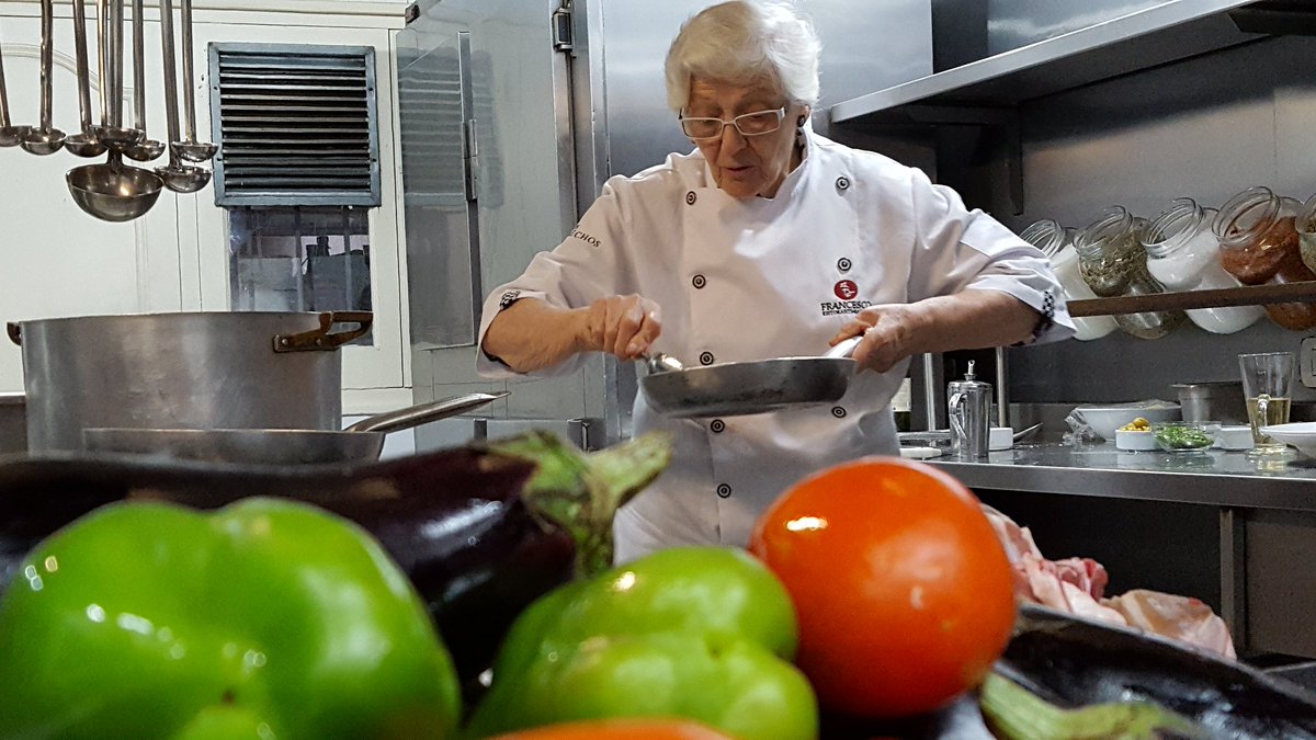 maximobontempo's tweet photo. María Teresa Barbera, ícono de la gastronomía mendocina cocinando con chivito cuyano 
#DelTerritorioAlPlato https://t.co/n7B1Djg7MK