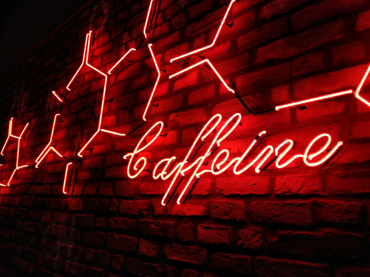 Tunalı Coffee Lab’ın akşam ışıklarında, taze taze kavrulmuş kahve çekirdeklerinin kokusuna keyfinizi bırakın. Haftasonunun başlamasına selam durun :). 
#tazekahve #kahve #coffee #filtrekahve #dailycoffee  #filtercoffee #coffeeshop #coffeegram #balgat  #kızılay #polatlı #tunalı