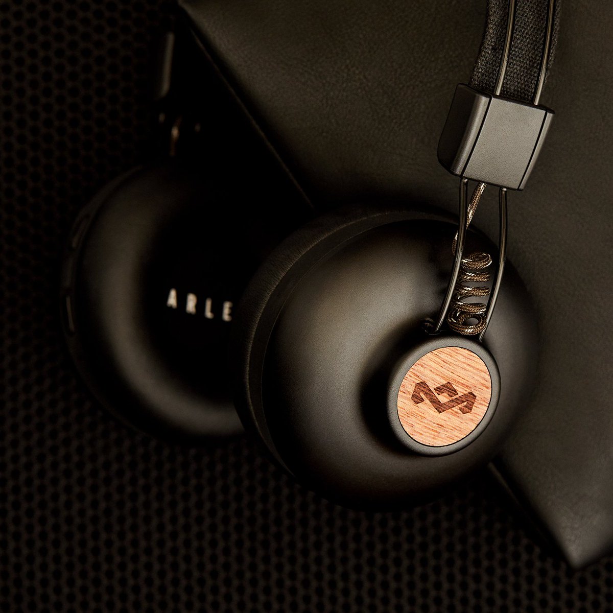 houseofmarley's tweet photo. Bluetooth® Wireless Connectivity + 12hr playtime. #ChampionSound #PositiveVibration2Wireless #HouseofMarley https://t.co/OuVDDuNNZR https://t.co/KvMdqunPg7