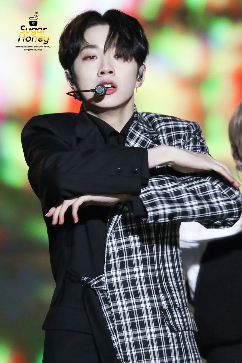 sugarhoney0923's tweet photo. 180404 울산 쇼챔피언 슈퍼핫 💋🔥 #赖冠霖 #워너원 #라이관린 #관린 #WANNAONE #LAIKUANLIN #KUANLIN https://t.co/Ocb1rPzm6l