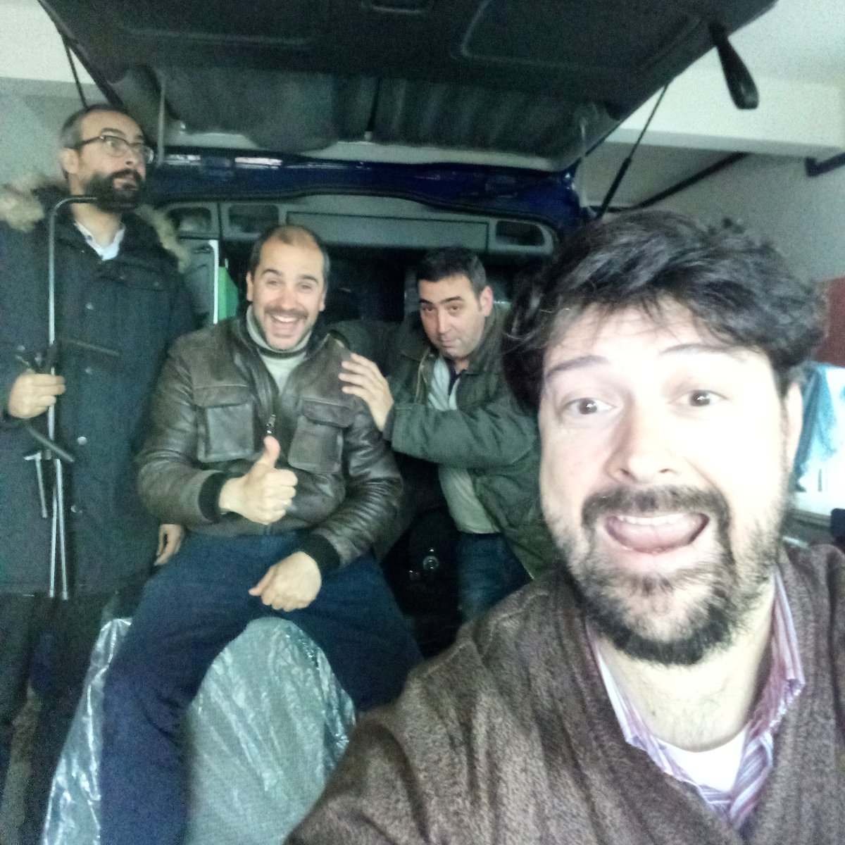 LosMortymer's tweet photo. Incubando los huevos....Hoy hay tortilla...@BonusTrackBar
#losmortymer #vayapajaros #riasbaixasrock #rock #GarageRock #DIRECTO #Live #Vigo #viernes #nuevobonustrack https://t.co/kIv5juDvRl