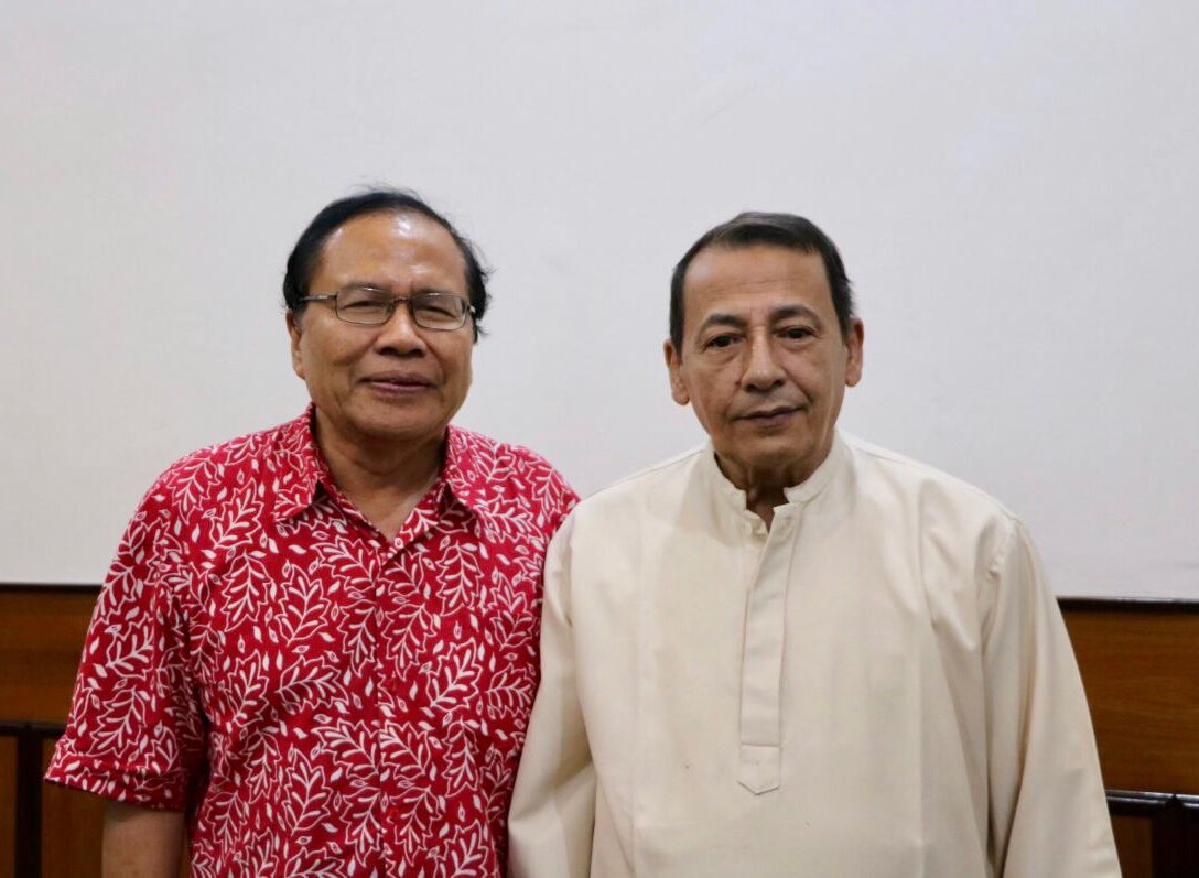 RamliRizal's tweet photo. Bertemu dan diskusi dgn Habib Luthfi dari Pekalongan 🙂🙏  wawasan Habib sangat luas dan humanis 👍🙏 https://t.co/d1DbukCKei