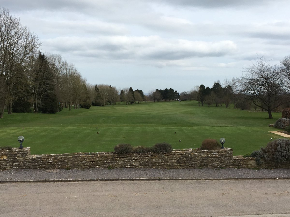 MarkSim93794378's tweet image. Another dry day allowed another cut on the Greens plus cut on collars, approaches and 1st cut on the fairways for 2018 👍 this has defined the playing areas and enhanced our overall course presentation #baronessfirstcutatkingsdown #tidy #springhasarrived @KingsdownGC