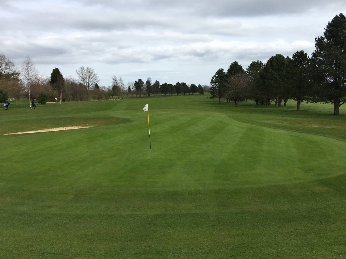 MarkSim93794378's tweet image. Another dry day allowed another cut on the Greens plus cut on collars, approaches and 1st cut on the fairways for 2018 👍 this has defined the playing areas and enhanced our overall course presentation #baronessfirstcutatkingsdown #tidy #springhasarrived @KingsdownGC