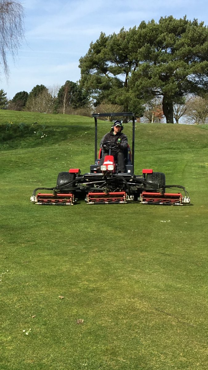 MarkSim93794378's tweet image. Another dry day allowed another cut on the Greens plus cut on collars, approaches and 1st cut on the fairways for 2018 👍 this has defined the playing areas and enhanced our overall course presentation #baronessfirstcutatkingsdown #tidy #springhasarrived @KingsdownGC