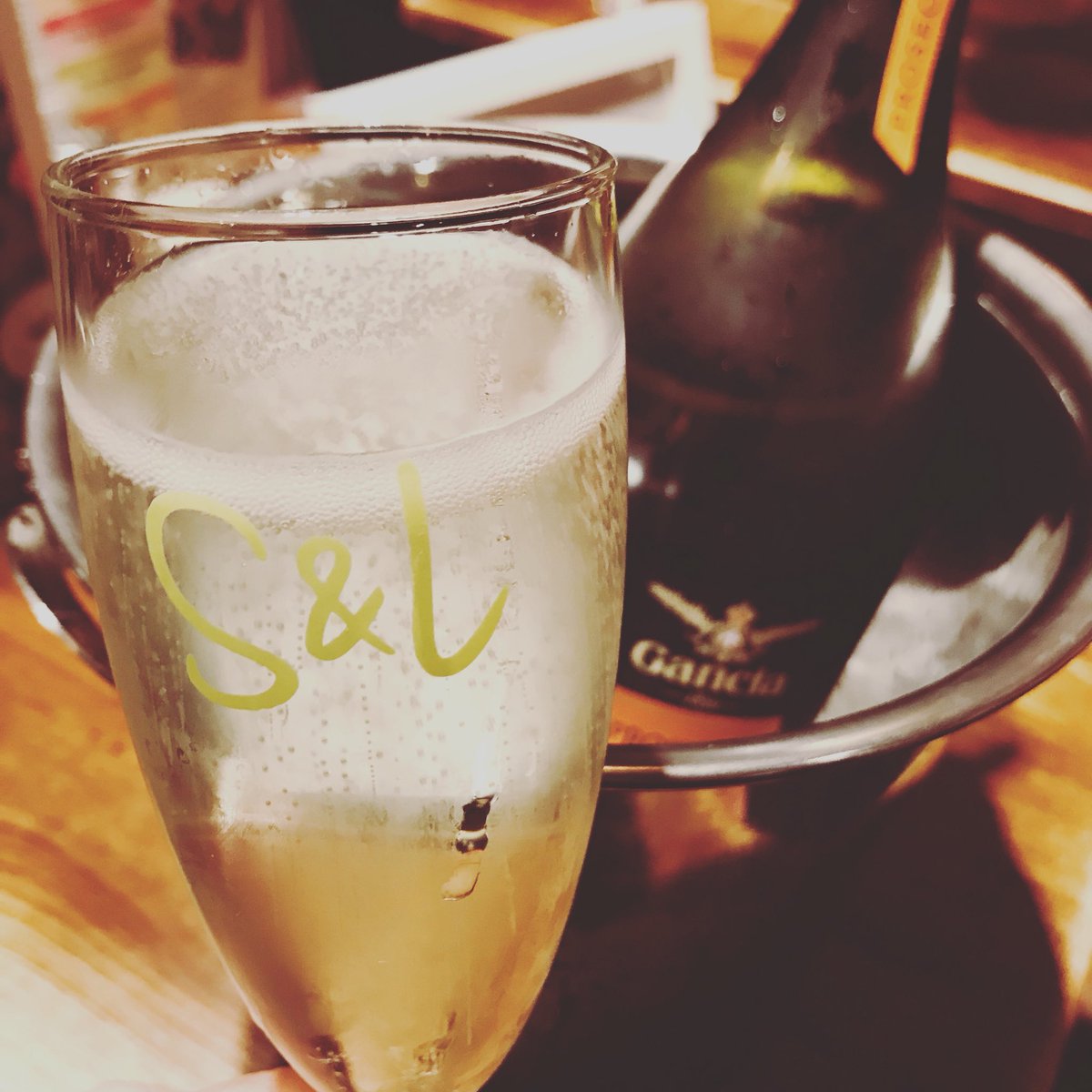 TheSlugEpsom's tweet photo. FIRDAY! Bottle of fizz £13 until 10pm! We have DJ tonight! #fizzfriday #prosecco #party https://t.co/GjyYD7Xffa