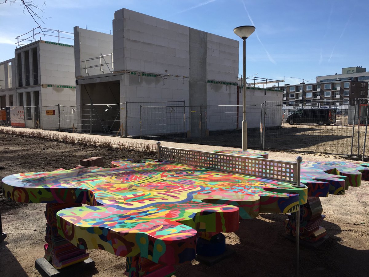 De eerste woningen aan de Rodenburgstraat krijgen nu echt vorm. Vandaag is het ‘netje’ op de Ping-Pong tafel geplaatst. Nog heel even wachten op de twee zitbanken, stukje haag aanplanten, en dan kan men hier heerlijk vertoeven. Wie daagt ons uit voor een potje tijdens lunchtijd.