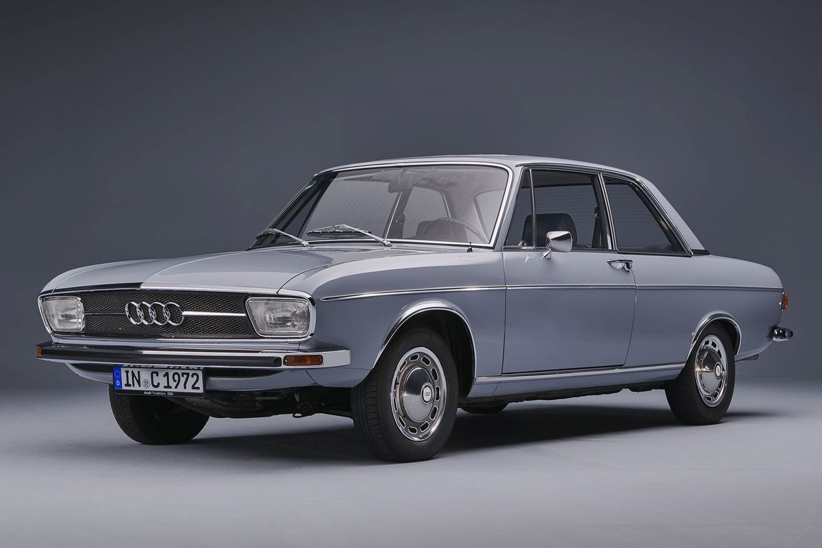 Audi アウディ100GL 金属製トレイ　ヴィンテージ AudiA6 の起源である《Audi 100》は、今から50年前、親会社の意向に