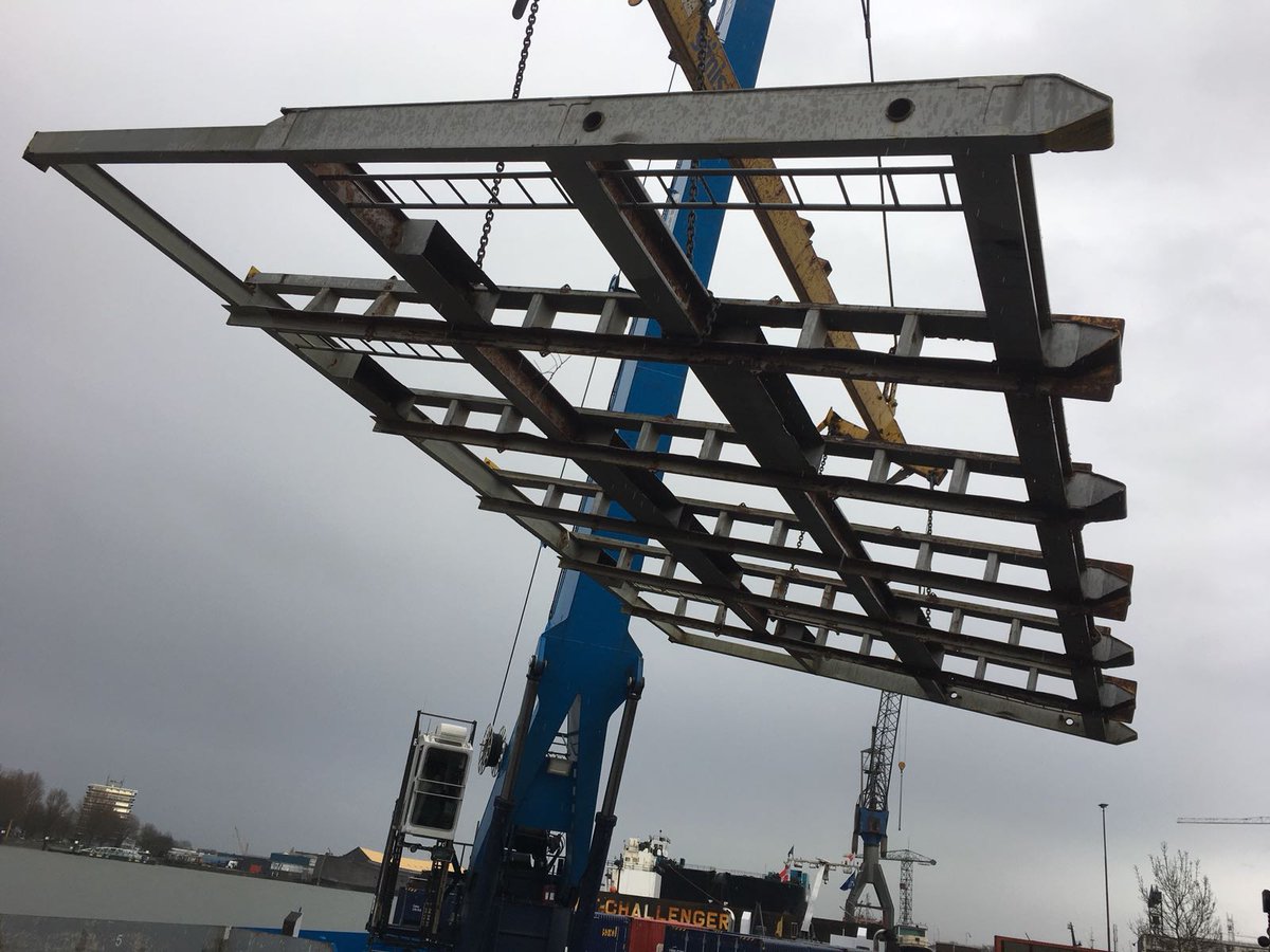 MCTLucassen's tweet photo. Ons kraanschip Transferium heeft gisteren cell guides opgehaald te Bolnes en bij de Rst Zuid terug geplaats in de Njord ( Feeder ) een keer iets anders dan containers @PortOfRotterdam https://t.co/cYJzPxNqUR