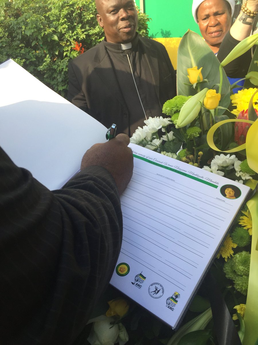 ANCLimpopo's tweet photo. #RIPMamaWinnie
The ANC Provincial leadership laying the wreath and signing the condolence book https://t.co/FswIEx8yGU