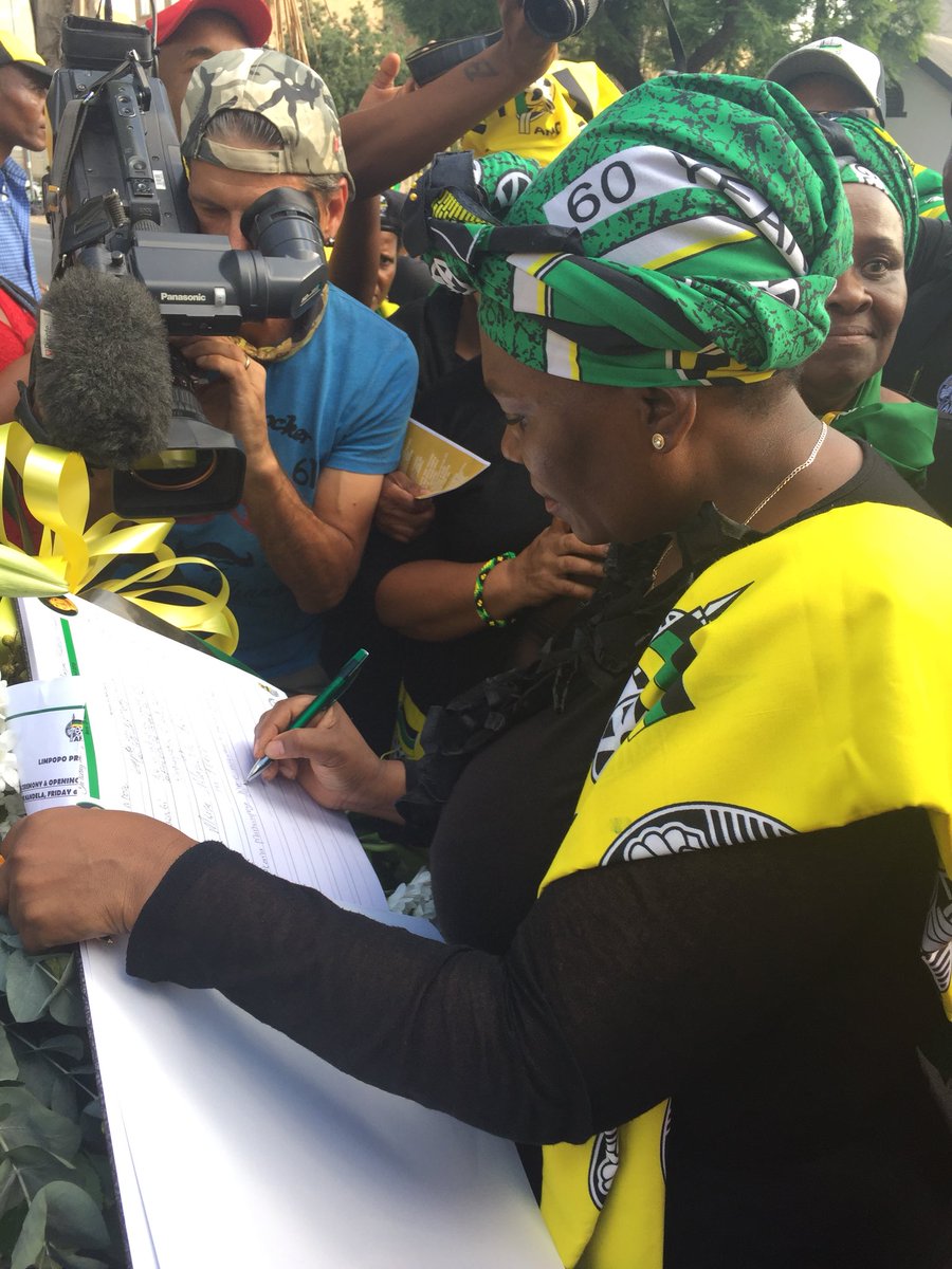 ANCLimpopo's tweet photo. #RIPMamaWinnie
The ANC Provincial leadership laying the wreath and signing the condolence book https://t.co/FswIEx8yGU