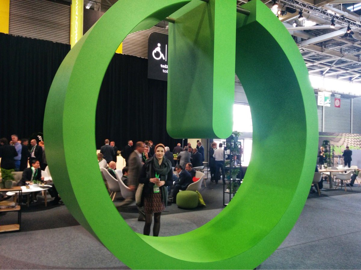 Perspectives sur le futur à l’ #InnovationSummit by <a href="/SchneiderElec/">Schneider Electric</a> ! Présentation au public du #POC de Farm2Fork : aboutissement d’une semaine de hackfest avec <a href="/Microsoft/">Microsoft</a> <a href="/CoditCompany/">Codit</a> <a href="/alsacreations/">Alsacreations</a> ! Merci à cette équipe hors pair ! #BlockchainTechnology #uxdesign