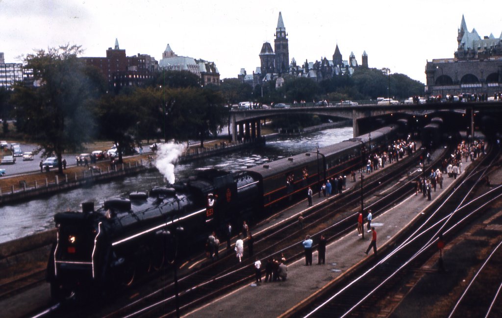 FraserMcDonald's tweet image. It wasn&apos;t all that long ago that #Ottawa was lined with railway tracks right into the downtown core. Photo via @SciTechImages&apos; new Digital Archives portal. More on that portal here → ingeniumcanada.org/channel/articl… #NotLightRail #openarchives