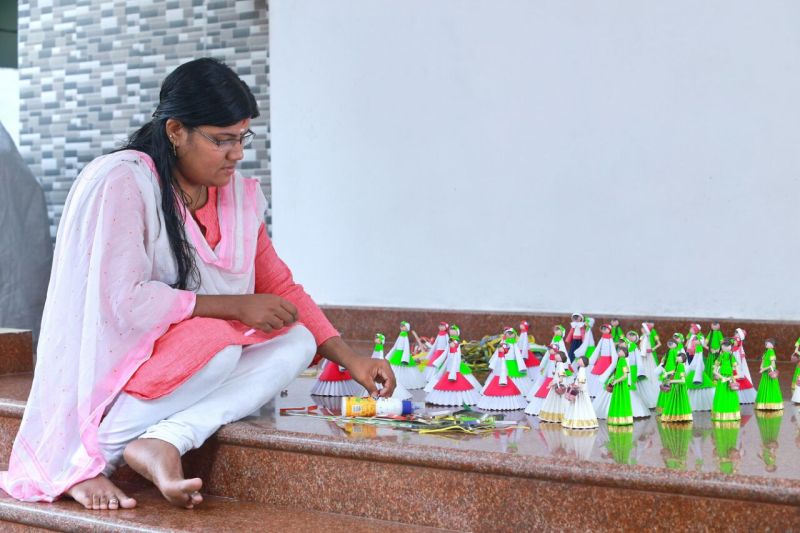 EdgyMinds's tweet photo. #Indian Dollmaker’s Art of Recycling Paper Earned Her a #GuinnessRecord!  

Read More: https://t.co/sVh7cvmVVv

#recycling #recyclingpaper #recycledart #art #recycle #scrap #dollmaking #dollmaker https://t.co/zjBu6ySr3i