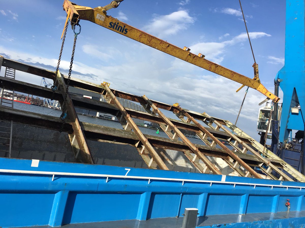 MCTLucassen's tweet photo. Ons kraanschip Transferium heeft gisteren cell guides opgehaald te Bolnes en bij de Rst Zuid terug geplaats in de Njord ( Feeder ) een keer iets anders dan containers @PortOfRotterdam https://t.co/cYJzPxNqUR