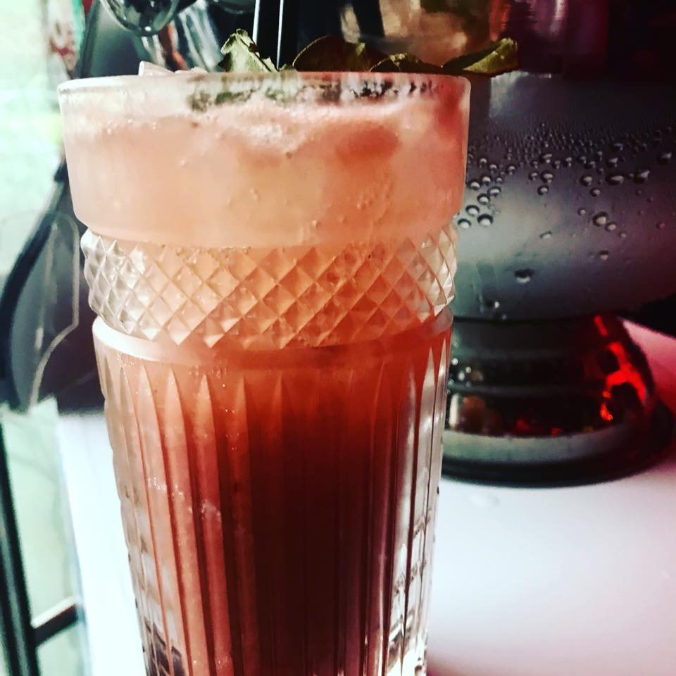 ulmenstein's tweet photo. Burger&Lobster spreads happiness with its generous Happy Hour beverages and Bar Bites! @burgerlobsterSA #under39rand https://t.co/ey2bK3dDFi https://t.co/pgDtSTchG6