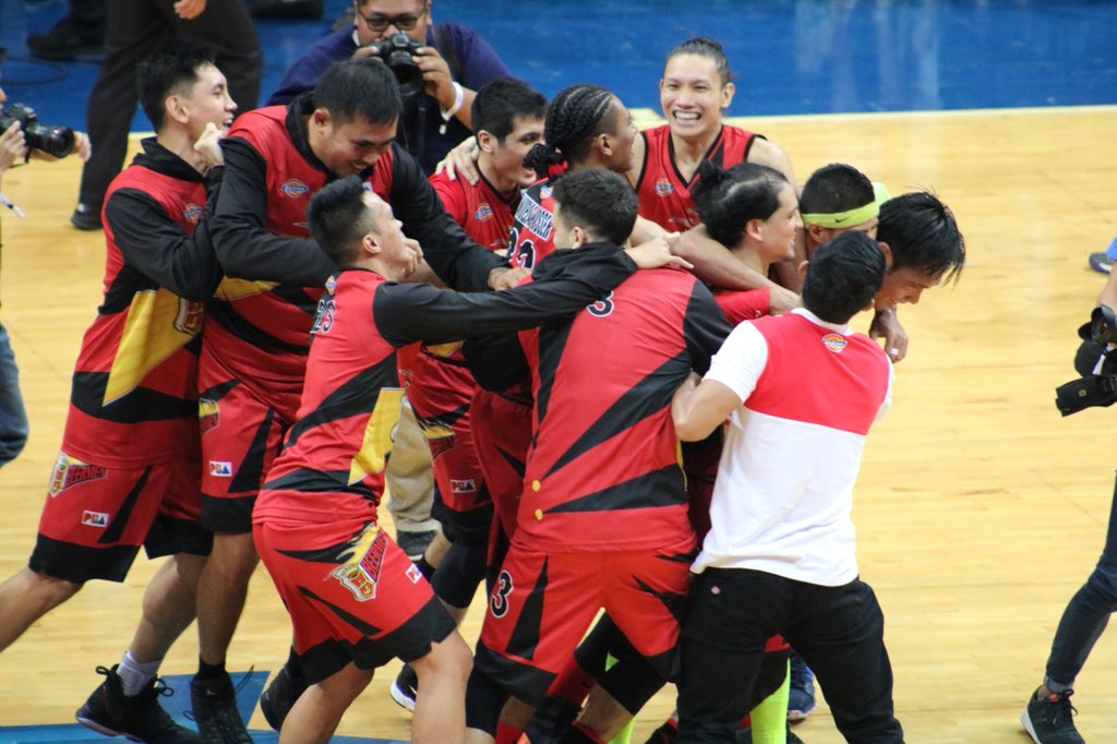 MOAArena's tweet photo. Your PBA Philippine Cup Champions .. the SAN MIGUEL BEERMEN! #PBA2018atMOAArena
#SMBMakingHistory @TheSMBeermen https://t.co/VQunbEYXLv