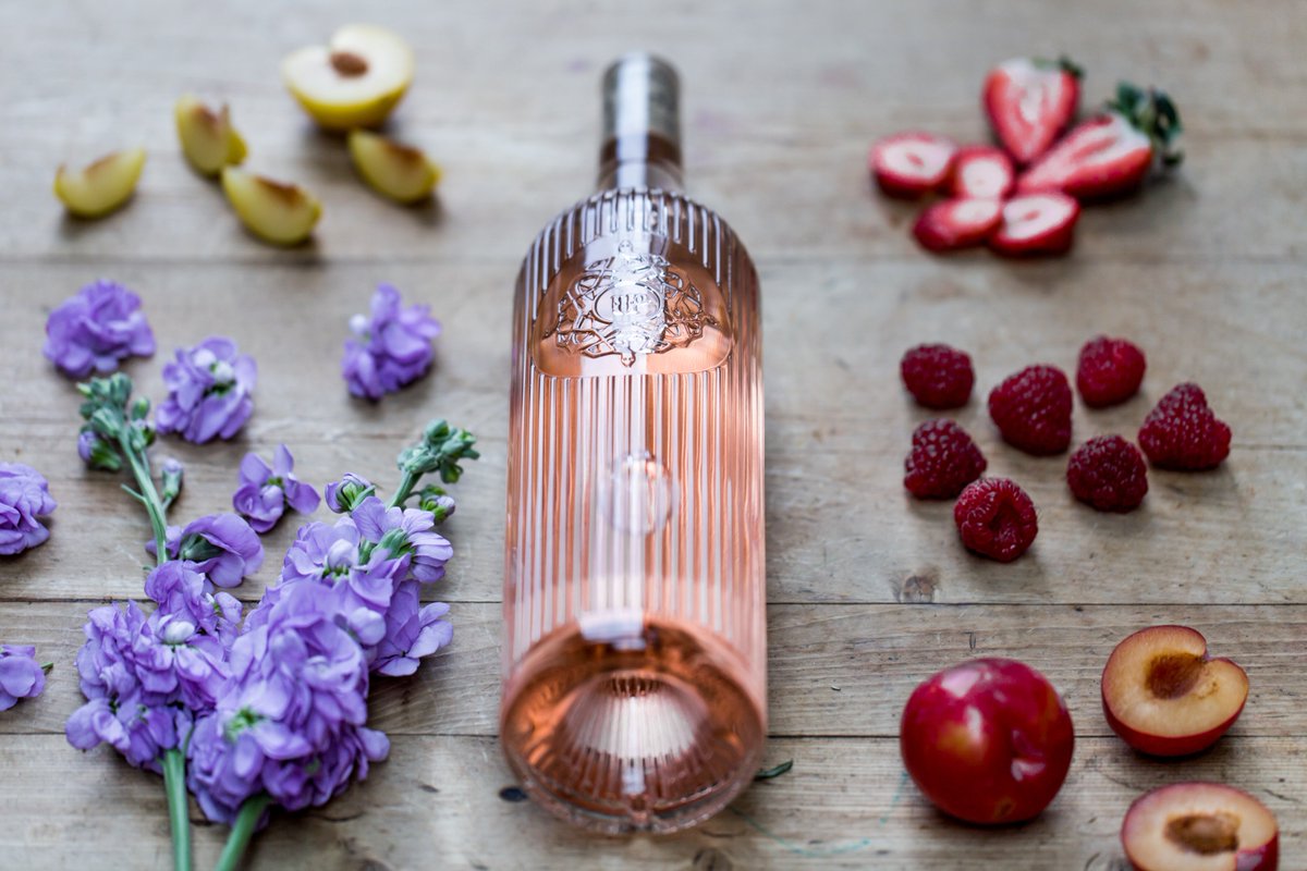ThePorchester's tweet image. Stop and smell the rosé!
Urban Provence Côtes de Provence Rosé will delight all the senses, offering not only the beautiful sight of its jewel-pink hue, but also the smell of summer fruits, and a crisp, delicate taste
#SpringPalette #YesWayRosé
