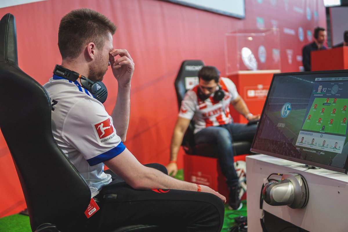 tekinue_'s tweet photo. Pictures I made from @proownezyt at the Virtuelle Bundesliga Finals in Dortmund. #THVBL #VBL https://t.co/MPxX5Hie73