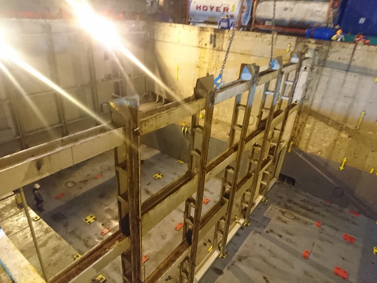 MCTLucassen's tweet photo. Ons kraanschip Transferium heeft gisteren cell guides opgehaald te Bolnes en bij de Rst Zuid terug geplaats in de Njord ( Feeder ) een keer iets anders dan containers @PortOfRotterdam https://t.co/cYJzPxNqUR