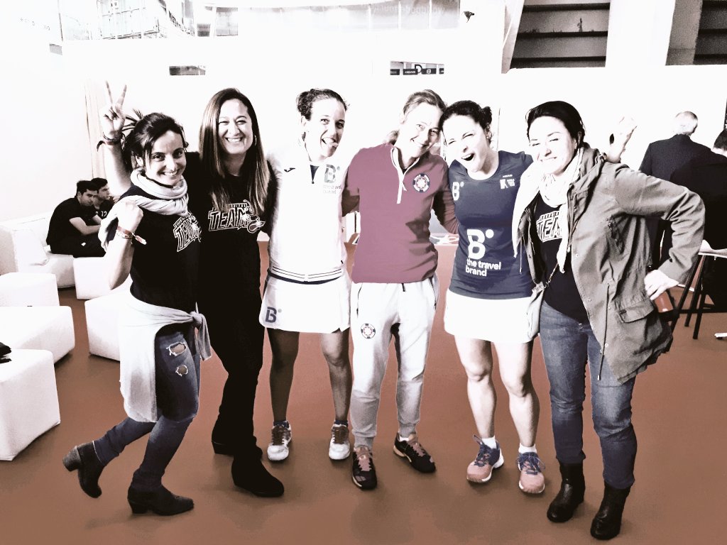 anusqui_lopez's tweet photo. UN DÍA EN EL PALCO...#WORLDPADELTOUR OPEN ALICANTE...Vamos a semis!!!
Hay días especiales..esos días que recuerdas con una sonrisa...la primera vez nunca se olvida...Gracias Patty, gracias Eli...sois geniales!!!
#afortumadas #lasmejoresdelmundo
#amigas #masquepadel
🐜🐜☠☠☠💙 https://t.co/fAidubMS7w