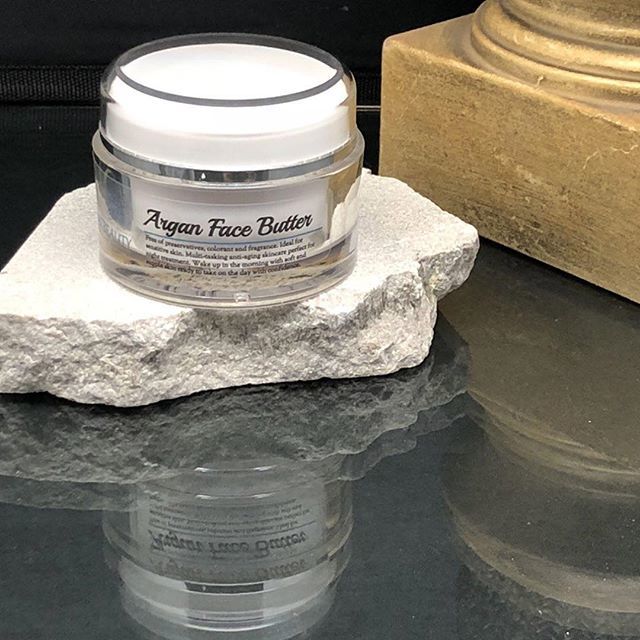 beautymakeup's tweet photo. Example of using a 50 ml Acrylic Cream Jar to package this vegan cruelty free skincare product. #makeupcontainers #beautypackaging #skincarepackaging #wholesalecosmeticjars #beautycontainers #luxuryskincare #beautymakeupsupply #Repost @qualerexbeauty
γ»γ»γ»
Organic Whipped Arga⦠https://t.co/hrZxuBj4Lw