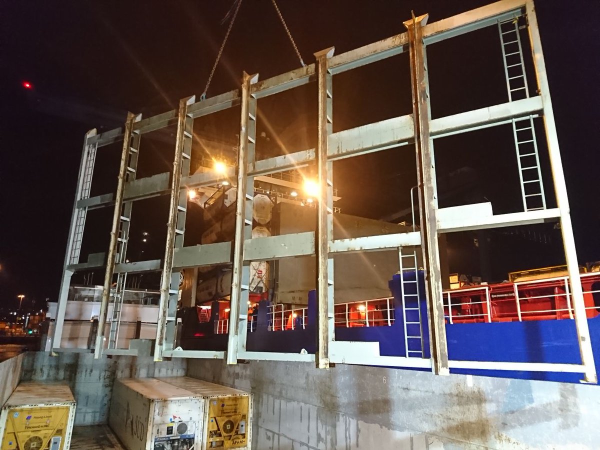 MCTLucassen's tweet photo. Ons kraanschip Transferium heeft gisteren cell guides opgehaald te Bolnes en bij de Rst Zuid terug geplaats in de Njord ( Feeder ) een keer iets anders dan containers @PortOfRotterdam https://t.co/cYJzPxNqUR